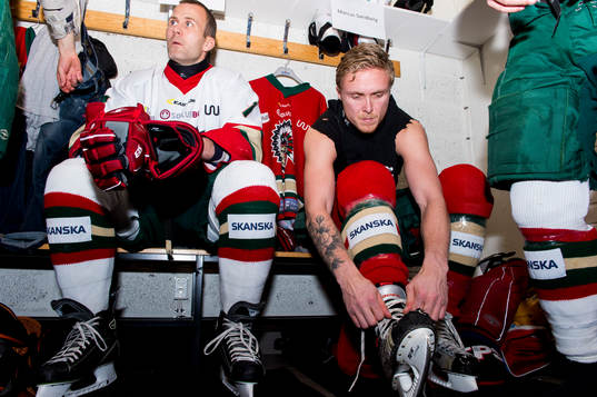 Hjalmar Jonsson och målvakt Marcus Sandberg