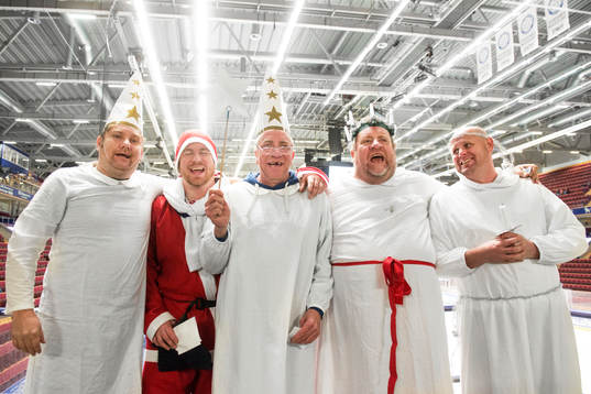 Leksandssupportrar går Luciatåg inne på Tegera Arena