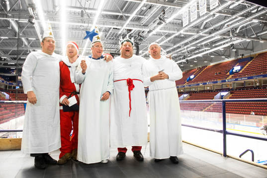 Leksandssupportrar går Luciatåg inne på Tegera Arena