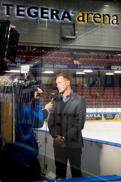 Färjestads tränare Roger Rönnberg blir intervjuad utav