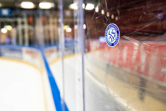 Leksands klistermärke på plexiglaset före