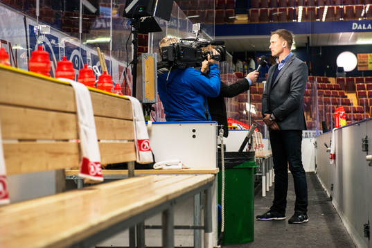 Frölundas tränare Roger Rönnberg blir intervjuad utav