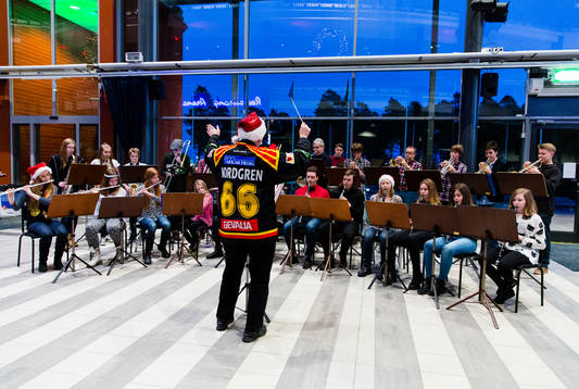 En orkester spelar julmusik i publikområdet av Gavlerinken