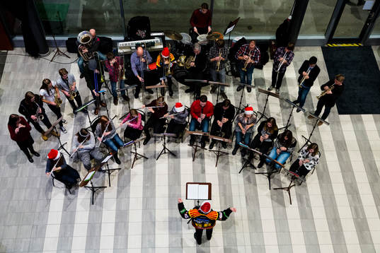 En orkester spelar julmusik i publikområdet av Gavlerinken