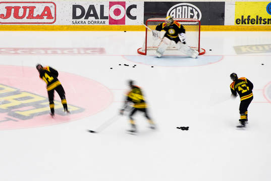 Brynäs spelare värmer upp innan ishockeymatchen i SHL