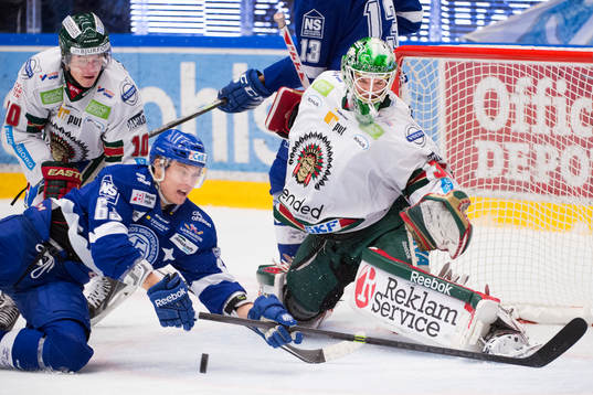 Leksands Fredrik Händemark faller framför Mattias Janmark