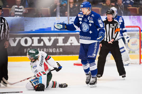 Leksands Johan Ryno är irriterad på Frölundas Mathis