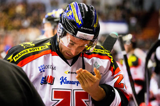 Örebros Tomas Skogs tar sig för ansiktet