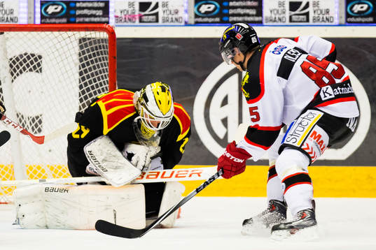 Brynäs målvakt Bernhard Starkbaum blockerar pucken