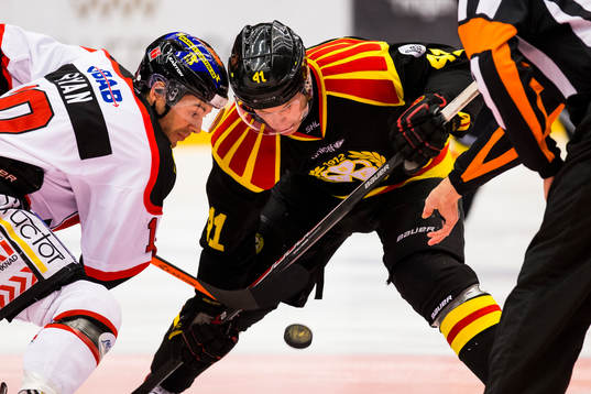 Örebros Derek Ryan tekar mot Brynäs Greg Scott