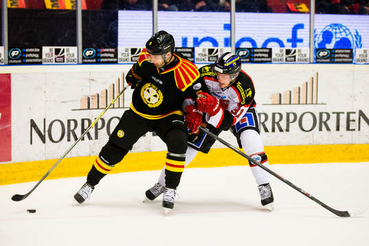 Brynäs Lukas Kilström håller undan för Örebros Jakub