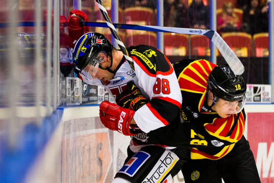 Örebros Viktor Ekbom och Brynäs Anton Rödin i kamp om