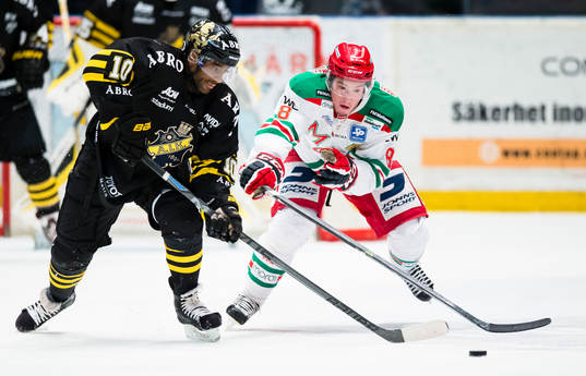 s Yared Hagos i kamp om pucken med Moras Robin Johansson