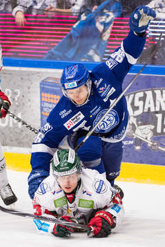 Leksands Fabian Brunnström faller över Frölundas Elias