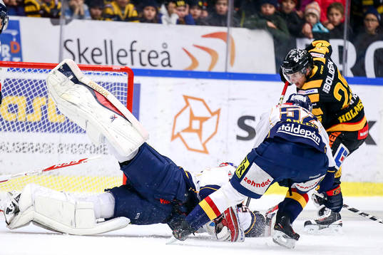 Skellefteås Axel Holmström gör mål på Djugårdens