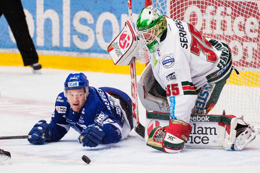 Leksands Jens Bergenström faller framför Frölundas