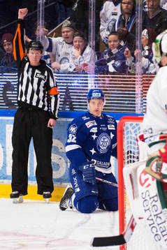Domaren Mikael Holm blåser utvisning