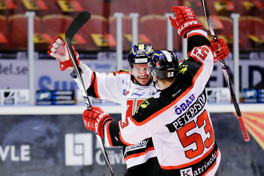 Örebros Johan Wiklander (tv) gör 1-0 och jublar med