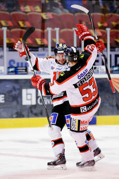 Örebros Johan Wiklander (tv) gör 1-0 och jublar med