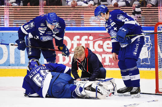 Leksands målvakt Oscar Alsenfelt har ont och tittas till