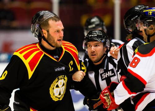 Brynäs Niclas Andersén reagerar på Örebros Jared Aulin