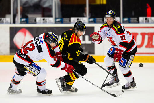 Örebros Brian Willsie (v) och Johan Motin (h) i kamp om