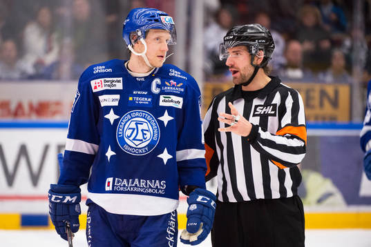 Leksands Johan Ryno i samtal med domaren Mikael Sjöqvist