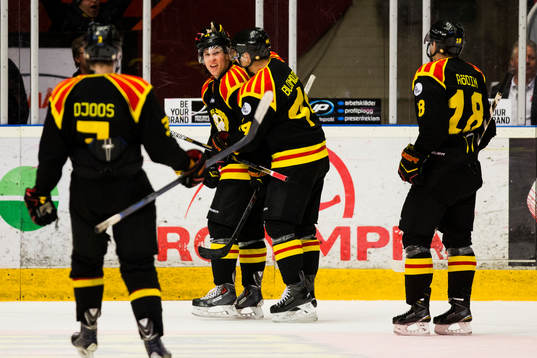 Brynäs Greg Scott kvitterar till 2-2 och gratuleras av
