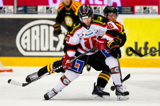 Örebros Anders Eriksson håller undan för Brynäs Jacob