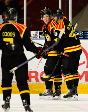 Brynäs Greg Scott kvitterar till 2-2 och gratuleras av