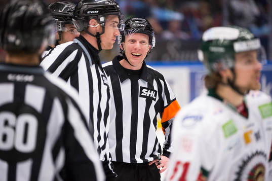 Domaren Mikael Holm är glad
