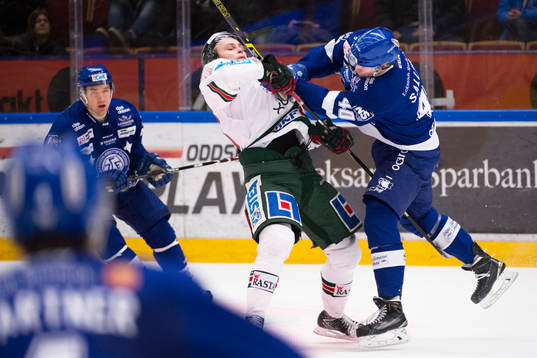 Leksands Tomi Sallinen tacklar Frölundas Anton Blidh