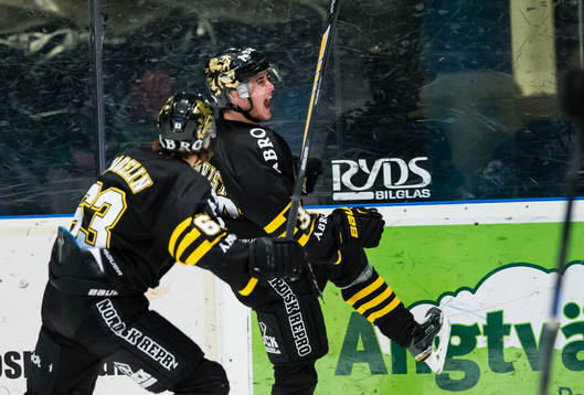 s Michael Lindqvist (h) gör 2-0 och firar med Joakim