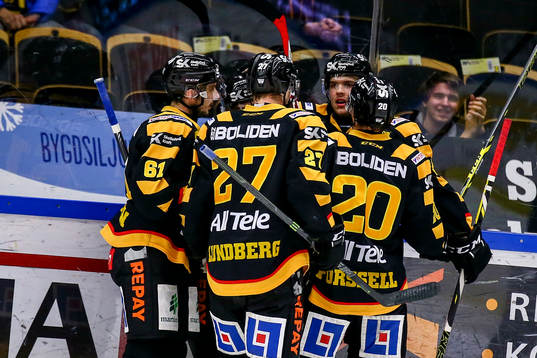 Skellefteås Axel Holmström har gjort 2-1 och Martin