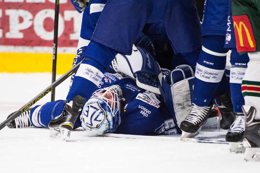 Leksands målvakt Oscar Alsenfelt har ont