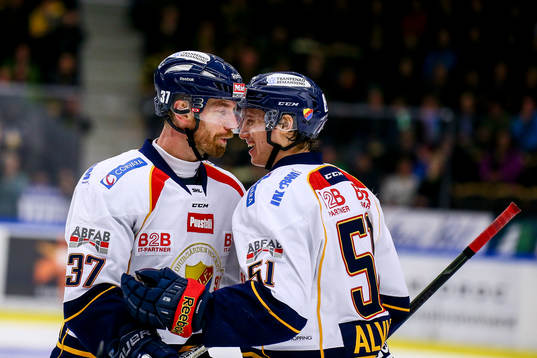 Djurgårdens Mikael Samuelsson jublar