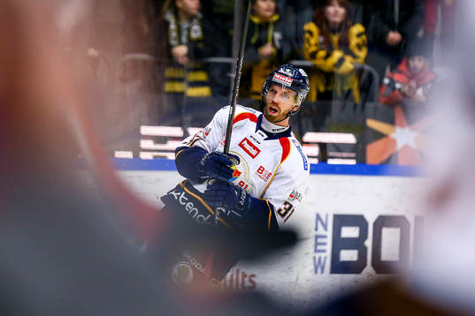 Djurgårdens Mikael Samuelsson jublar
