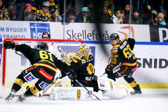 Skellefteås målvakt Markus Svensson , Fredrik Lindgren