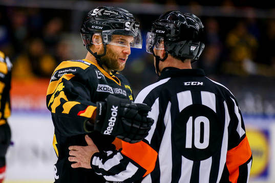 Skellefteås Rob Schremp i samtal med Domare Thomas
