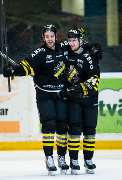 s Johan Andersson (h) gör 3-0 och gratuleras av Joakim