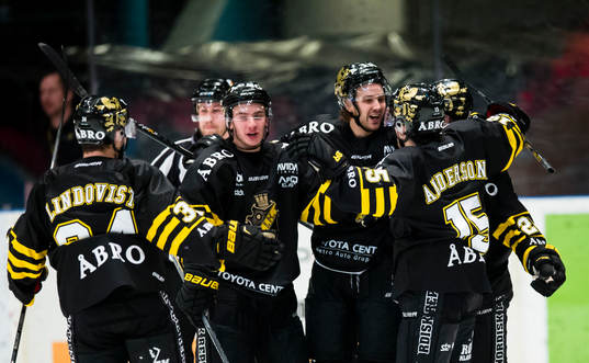 s Johan Andersson (h) gör 3-0 och gratuleras av lagkamrater