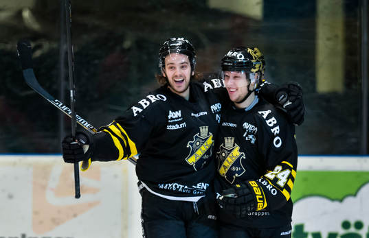 s Johan Andersson (h) gör 3-0 och gratuleras av Joakim