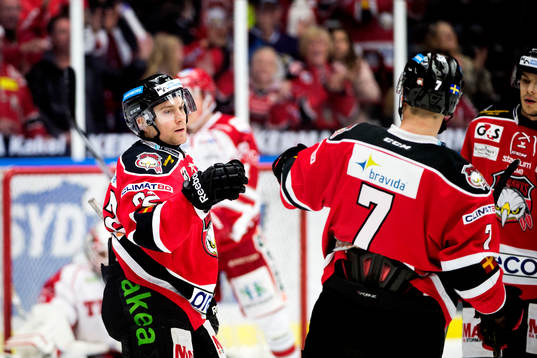 Malmö Redhawks Jens Jakobs och Tobias Ericsson firar 3-0