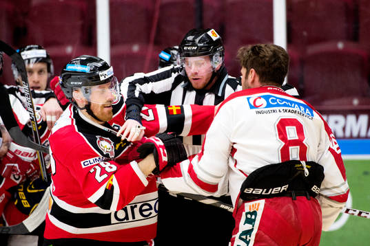 Malmö Redhawks Jens Olsson och Timrås Per Hallin i