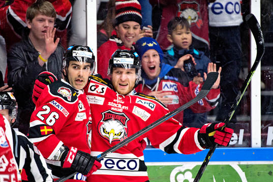 Malmö Redhawks Yanick Lehoux och Frederik Strom (th) firar