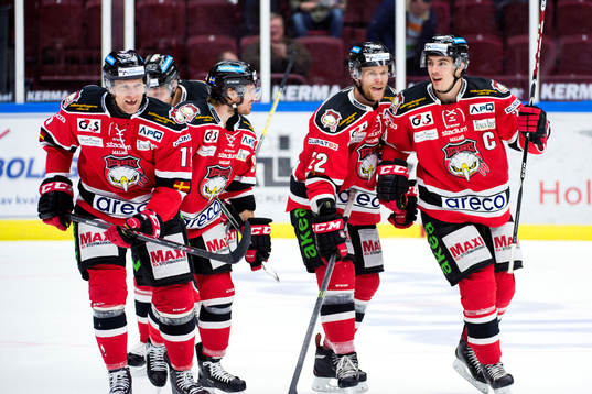 Malmö Redhawks spelare firar Henrik Hetta (th) som gjort