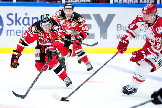 Malmö Redhawks Nils Andersson jagar Timrås Emil Pettersson