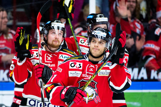 Malmö Redhawks Joey Tenute (th) tackar publiken