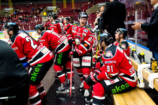 Malmö Redhawks Nicklas Jadeland taggar upp spelarna på