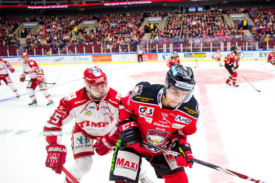 Timrås John Westin tacklar Malmö Redhawks Nils Andersson